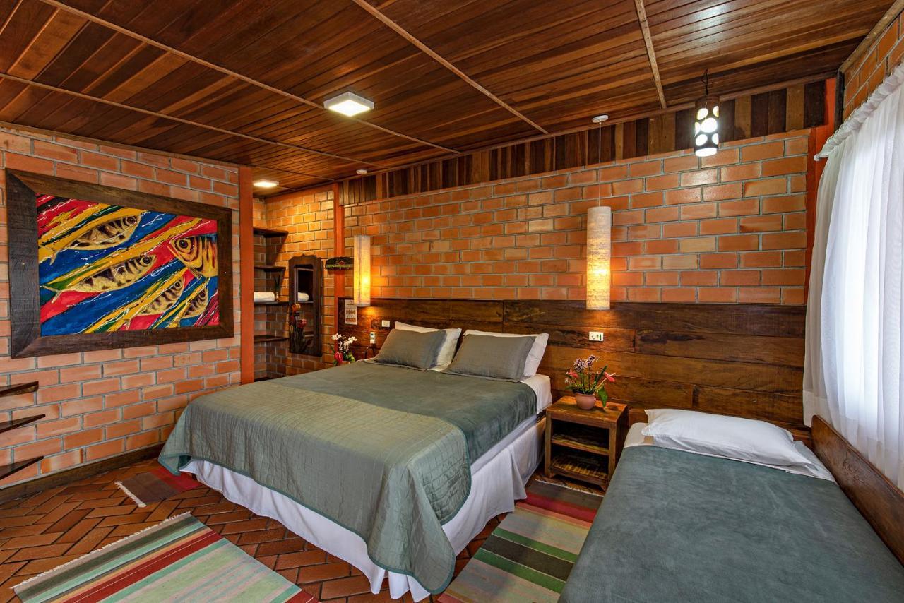 Grajagan Surf Resort Ilha do Mel Rum bild