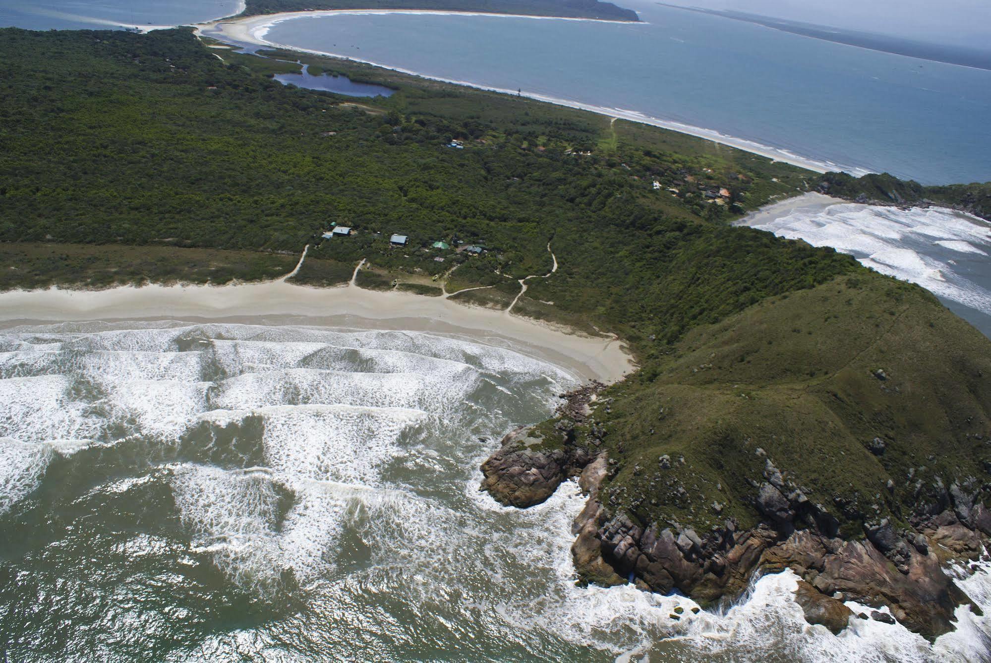 Grajagan Surf Resort Ilha do Mel Exteriör bild
